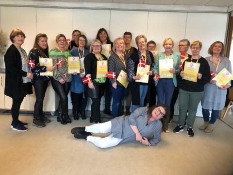 Et billede af dagplejere der står med diplom