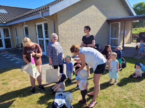 Et billede af dagplejere der får muleposer ved fejringen af naturdagplejere