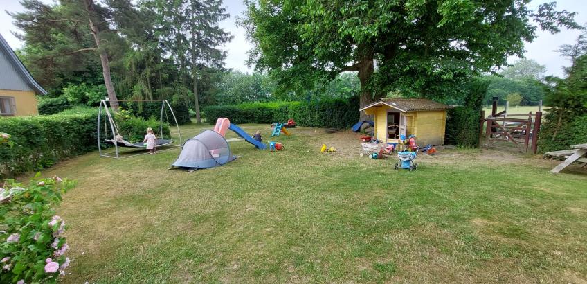 Et billede af Maries legeplads i haven